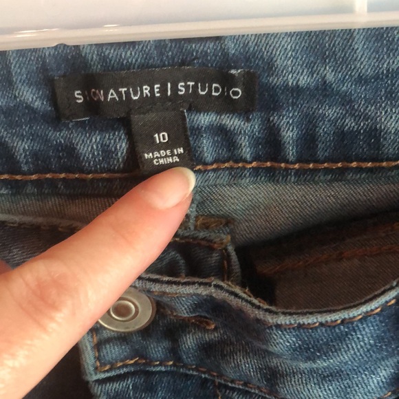 Signature Studio Denim Capris - Picture 3 of 4